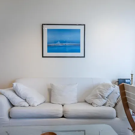 Gilles 2 Apartment